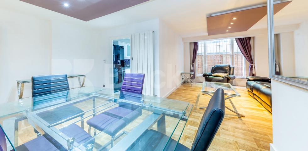 			STUNNING TWO BED!, 2 Bedroom, 1 bath, 1 reception Flat			 Queens Gardens, LANCASTER GATE